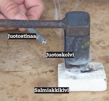 Räystäskourun juottaminen Räystäskourun juottaminen